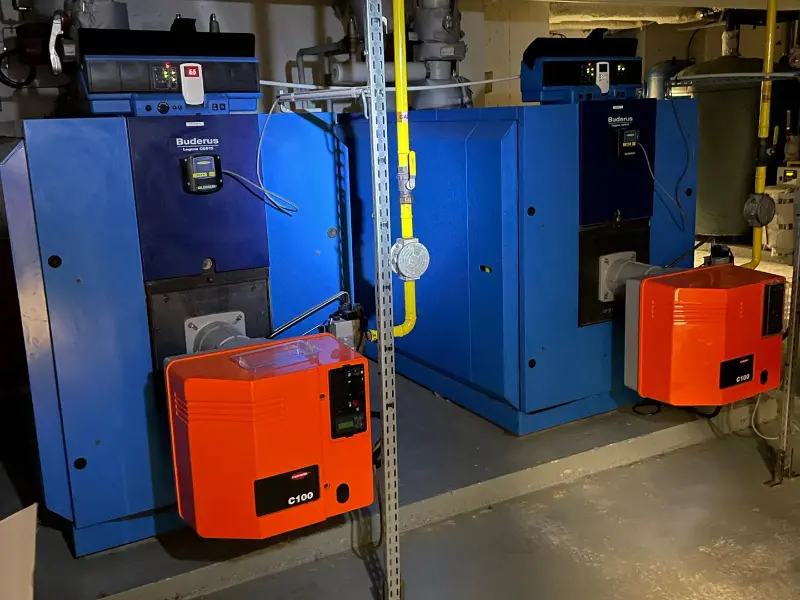 Chaufferie : chaudières et brûleurs entretenus par Precy Plomberie
