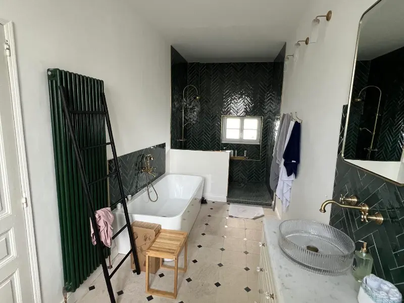 Salle de bain rénovée avec baignoire îlot et robinetterie, plombier dans l'Oise